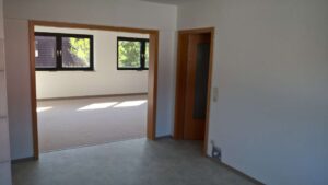 Blick von Küche in Wohnzimmer