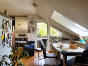 Essbereich mit Zugang zum Balkon