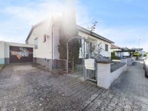 Außenansicht mit Garage und Stellplatz