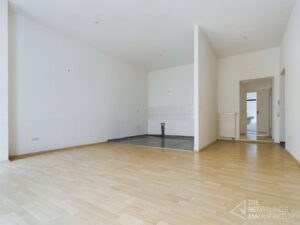 Wohnzimmer mit Blick in die offene Küche