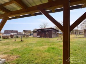 Blick in den Garten vom Unterstand aus